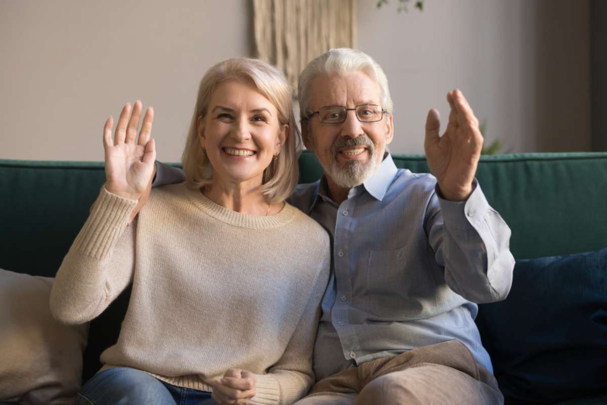 elderly parents communicates with grown up children using modern technologies